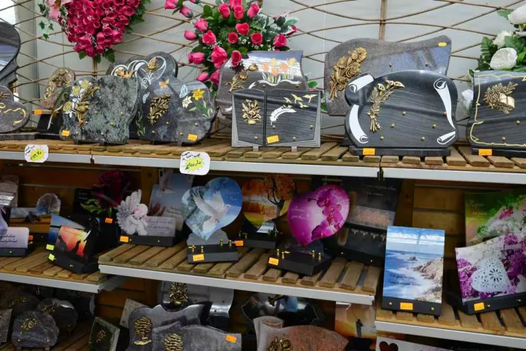Faire graver une plaque funéraire avant un enterrement, Ghisonaccia, Pompes Funèbres Mazelly André et Fils